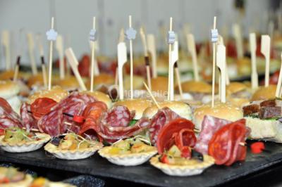 Miniature Location salle Ardon (Loiret) - Golf d'Orleans Limère #10 Plan d'eau entouré de pelouses et d'arbres, avec deux bouleaux au premier plan sous un ciel bleu.