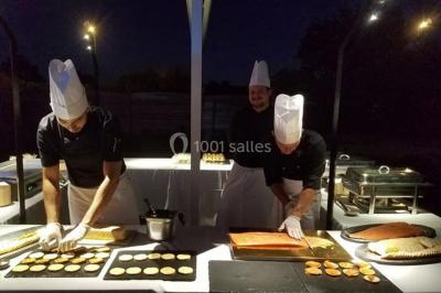 Miniature Location salle Ardon (Loiret) - Golf d'Orleans Limère #9 Plan d'eau entouré de pelouses et d'arbres, avec deux bouleaux au premier plan sous un ciel bleu.