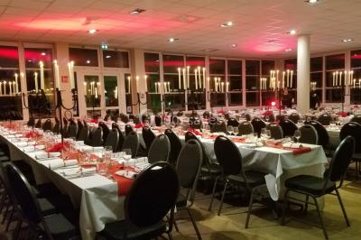 Miniature Location salle Ardon (Loiret) - Golf d'Orleans Limère #6 Plan d'eau entouré de pelouses et d'arbres, avec deux bouleaux au premier plan sous un ciel bleu.