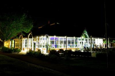 Miniature Location salle Ardon (Loiret) - Golf d'Orleans Limère #8 Plan d'eau entouré de pelouses et d'arbres, avec deux bouleaux au premier plan sous un ciel bleu.