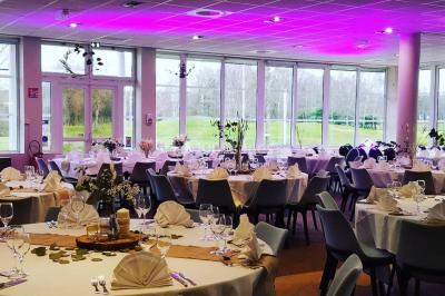 Miniature Location salle Ardon (Loiret) - Golf d'Orleans Limère #3 Plan d'eau entouré de pelouses et d'arbres, avec deux bouleaux au premier plan sous un ciel bleu.