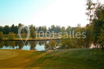 Miniature Location salle Ardon (Loiret) - Golf d'Orleans Limère #17 Plan d'eau entouré de pelouses et d'arbres, avec deux bouleaux au premier plan sous un ciel bleu.