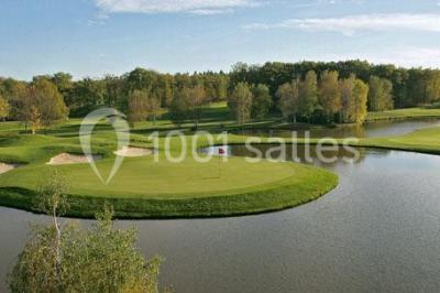 Miniature Location salle Ardon (Loiret) - Golf d'Orleans Limère #18 Plan d'eau entouré de pelouses et d'arbres, avec deux bouleaux au premier plan sous un ciel bleu.