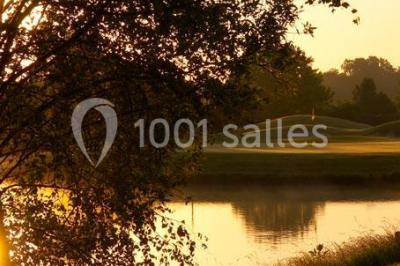 Miniature Location salle Ardon (Loiret) - Golf d'Orleans Limère #19 Plan d'eau entouré de pelouses et d'arbres, avec deux bouleaux au premier plan sous un ciel bleu.