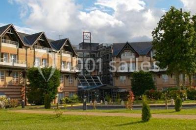 Miniature Location salle Ardon (Loiret) - Golf d'Orleans Limère #2 Plan d'eau entouré de pelouses et d'arbres, avec deux bouleaux au premier plan sous un ciel bleu.