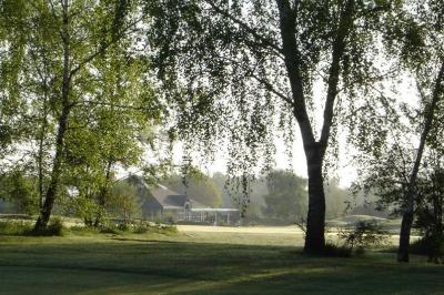 Miniature Location salle Ardon (Loiret) - Golf d'Orleans Limère #20 Plan d'eau entouré de pelouses et d'arbres, avec deux bouleaux au premier plan sous un ciel bleu.
