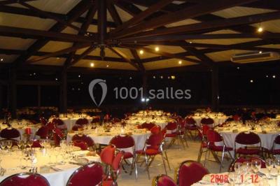 Miniature Location salle Frontonas (Isère) - Château de Saint Julien #16 Gâteau rectangulaire décoré de fruits rouges, de crème et de bougies indiquant le chiffre 60, posé sur un plateau argenté.