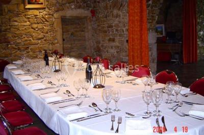 Miniature Location salle Frontonas (Isère) - Château de Saint Julien #12 Gâteau rectangulaire décoré de fruits rouges, de crème et de bougies indiquant le chiffre 60, posé sur un plateau argenté.