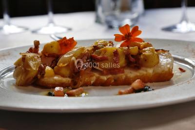 Miniature Location salle Frontonas (Isère) - Château de Saint Julien #18 Gâteau rectangulaire décoré de fruits rouges, de crème et de bougies indiquant le chiffre 60, posé sur un plateau argenté.