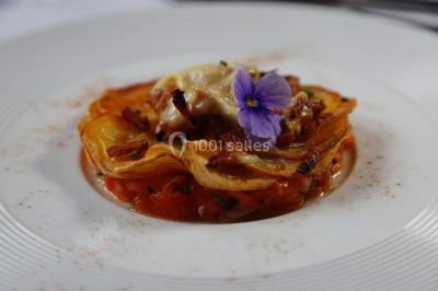 Miniature Location salle Frontonas (Isère) - Château de Saint Julien #22 Gâteau rectangulaire décoré de fruits rouges, de crème et de bougies indiquant le chiffre 60, posé sur un plateau argenté.