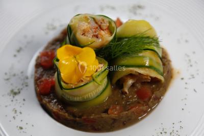 Miniature Location salle Frontonas (Isère) - Château de Saint Julien #20 Gâteau rectangulaire décoré de fruits rouges, de crème et de bougies indiquant le chiffre 60, posé sur un plateau argenté.