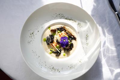 Miniature Location salle Frontonas (Isère) - Château de Saint Julien #19 Gâteau rectangulaire décoré de fruits rouges, de crème et de bougies indiquant le chiffre 60, posé sur un plateau argenté.