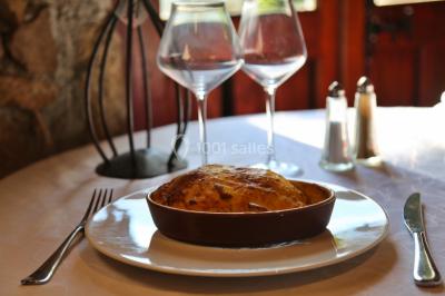 Miniature Location salle Frontonas (Isère) - Château de Saint Julien #25 Gâteau rectangulaire décoré de fruits rouges, de crème et de bougies indiquant le chiffre 60, posé sur un plateau argenté.