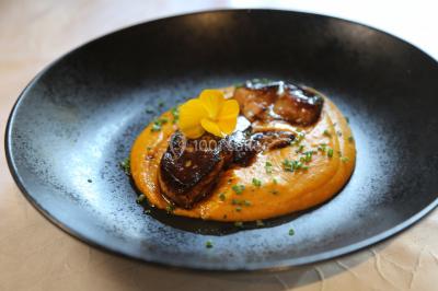 Miniature Location salle Frontonas (Isère) - Château de Saint Julien #23 Gâteau rectangulaire décoré de fruits rouges, de crème et de bougies indiquant le chiffre 60, posé sur un plateau argenté.