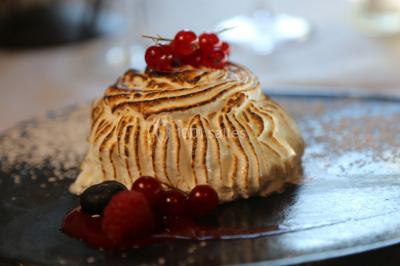 Miniature Location salle Frontonas (Isère) - Château de Saint Julien #24 Gâteau rectangulaire décoré de fruits rouges, de crème et de bougies indiquant le chiffre 60, posé sur un plateau argenté.