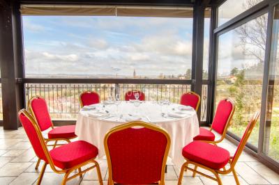Miniature Location salle Frontonas (Isère) - Château de Saint Julien #5 Gâteau rectangulaire décoré de fruits rouges, de crème et de bougies indiquant le chiffre 60, posé sur un plateau argenté.