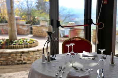 Miniature Location salle Frontonas (Isère) - Château de Saint Julien #4 Gâteau rectangulaire décoré de fruits rouges, de crème et de bougies indiquant le chiffre 60, posé sur un plateau argenté.