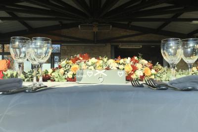 Miniature Location salle Frontonas (Isère) - Château de Saint Julien #13 Gâteau rectangulaire décoré de fruits rouges, de crème et de bougies indiquant le chiffre 60, posé sur un plateau argenté.