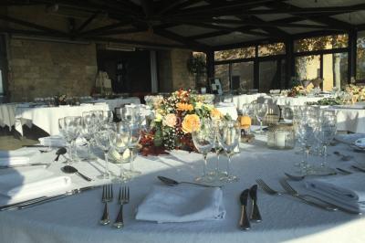 Miniature Location salle Frontonas (Isère) - Château de Saint Julien #15 Gâteau rectangulaire décoré de fruits rouges, de crème et de bougies indiquant le chiffre 60, posé sur un plateau argenté.