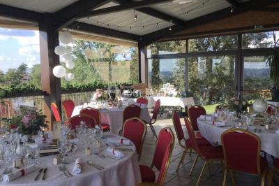 Miniature Location salle Frontonas (Isère) - Château de Saint Julien #14 Gâteau rectangulaire décoré de fruits rouges, de crème et de bougies indiquant le chiffre 60, posé sur un plateau argenté.