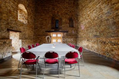 Miniature Location salle Frontonas (Isère) - Château de Saint Julien #9 Gâteau rectangulaire décoré de fruits rouges, de crème et de bougies indiquant le chiffre 60, posé sur un plateau argenté.