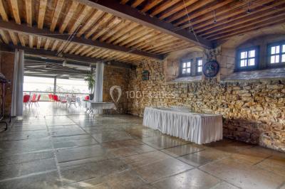 Miniature Location salle Frontonas (Isère) - Château de Saint Julien #7 Gâteau rectangulaire décoré de fruits rouges, de crème et de bougies indiquant le chiffre 60, posé sur un plateau argenté.