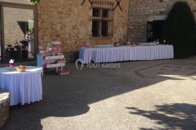 Miniature Location salle Frontonas (Isère) - Château de Saint Julien #11 Gâteau rectangulaire décoré de fruits rouges, de crème et de bougies indiquant le chiffre 60, posé sur un plateau argenté.