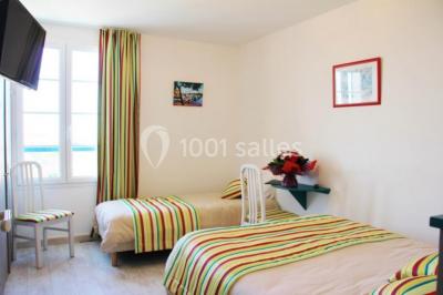 Miniature Location salle La Brée-les-Bains (Charente-Maritime) - Ile d'Oléron Vignoble Pinard Maxime #21 Salle de distillation avec alambics en cuivre, équipements en acier inoxydable et sol carrelé clair.