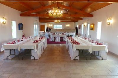 Miniature Location salle La Brée-les-Bains (Charente-Maritime) - Ile d'Oléron Vignoble Pinard Maxime #10 Salle de distillation avec alambics en cuivre, équipements en acier inoxydable et sol carrelé clair.