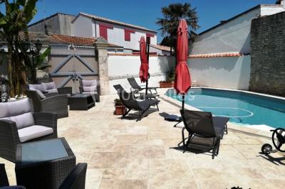 Miniature Location salle La Brée-les-Bains (Charente-Maritime) - Ile d'Oléron Vignoble Pinard Maxime #22 Salle de distillation avec alambics en cuivre, équipements en acier inoxydable et sol carrelé clair.