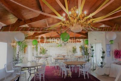 Miniature Location salle La Brée-les-Bains (Charente-Maritime) - Ile d'Oléron Vignoble Pinard Maxime #8 Salle de distillation avec alambics en cuivre, équipements en acier inoxydable et sol carrelé clair.