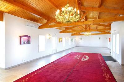 Miniature Location salle La Brée-les-Bains (Charente-Maritime) - Ile d'Oléron Vignoble Pinard Maxime #2 Salle de distillation avec alambics en cuivre, équipements en acier inoxydable et sol carrelé clair.