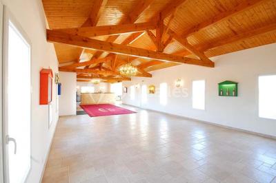 Miniature Location salle La Brée-les-Bains (Charente-Maritime) - Ile d'Oléron Vignoble Pinard Maxime #3 Salle de distillation avec alambics en cuivre, équipements en acier inoxydable et sol carrelé clair.