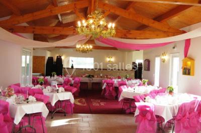 Miniature Location salle La Brée-les-Bains (Charente-Maritime) - Ile d'Oléron Vignoble Pinard Maxime #4 Salle de distillation avec alambics en cuivre, équipements en acier inoxydable et sol carrelé clair.