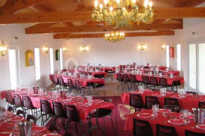 Miniature Location salle La Brée-les-Bains (Charente-Maritime) - Ile d'Oléron Vignoble Pinard Maxime #11 Salle de distillation avec alambics en cuivre, équipements en acier inoxydable et sol carrelé clair.