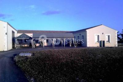 Miniature Location salle La Brée-les-Bains (Charente-Maritime) - Ile d'Oléron Vignoble Pinard Maxime #15 Salle de distillation avec alambics en cuivre, équipements en acier inoxydable et sol carrelé clair.