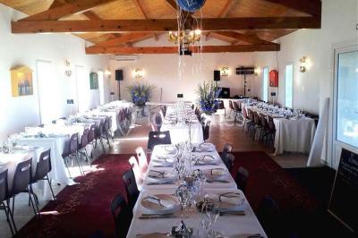 Miniature Location salle La Brée-les-Bains (Charente-Maritime) - Ile d'Oléron Vignoble Pinard Maxime #16 Salle de distillation avec alambics en cuivre, équipements en acier inoxydable et sol carrelé clair.