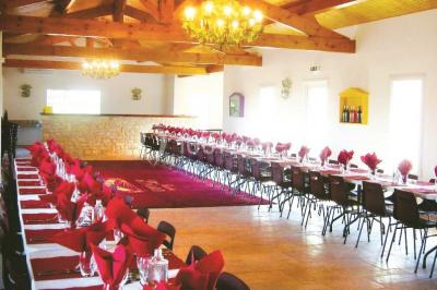 Miniature Location salle La Brée-les-Bains (Charente-Maritime) - Ile d'Oléron Vignoble Pinard Maxime #18 Salle de distillation avec alambics en cuivre, équipements en acier inoxydable et sol carrelé clair.