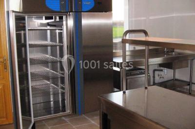 Miniature Location salle La Brée-les-Bains (Charente-Maritime) - Ile d'Oléron Vignoble Pinard Maxime #19 Salle de distillation avec alambics en cuivre, équipements en acier inoxydable et sol carrelé clair.