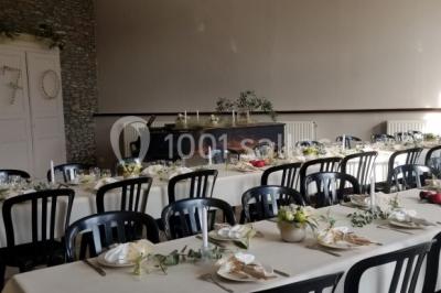 Miniature Location salle Belœil (Hainaut) - La Grange Aux Artistes #7 Jardin ensoleillé avec des palmiers au premier plan, pelouse verte et tables hautes recouvertes de nappes noires en arrière…