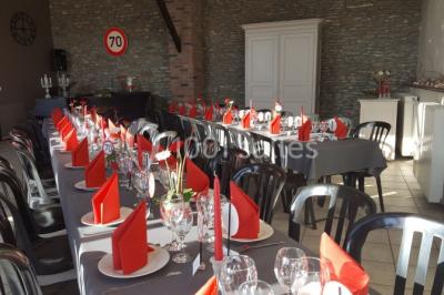 Miniature Location salle Belœil (Hainaut) - La Grange Aux Artistes #5 Jardin ensoleillé avec des palmiers au premier plan, pelouse verte et tables hautes recouvertes de nappes noires en arrière…