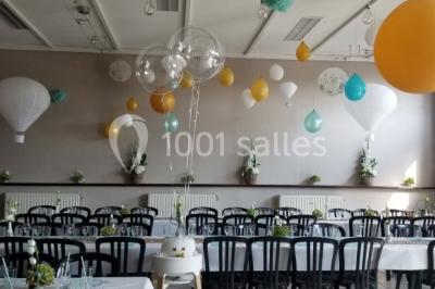 Miniature Location salle Belœil (Hainaut) - La Grange Aux Artistes #8 Jardin ensoleillé avec des palmiers au premier plan, pelouse verte et tables hautes recouvertes de nappes noires en arrière…