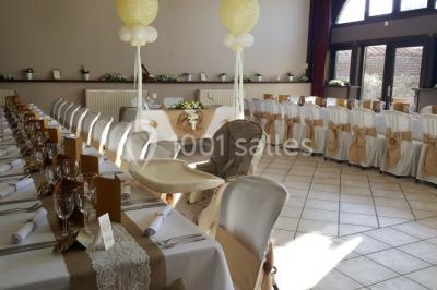 Miniature Location salle Belœil (Hainaut) - La Grange Aux Artistes #11 Jardin ensoleillé avec des palmiers au premier plan, pelouse verte et tables hautes recouvertes de nappes noires en arrière…