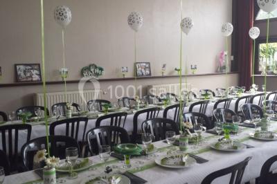 Miniature Location salle Belœil (Hainaut) - La Grange Aux Artistes #4 Jardin ensoleillé avec des palmiers au premier plan, pelouse verte et tables hautes recouvertes de nappes noires en arrière…