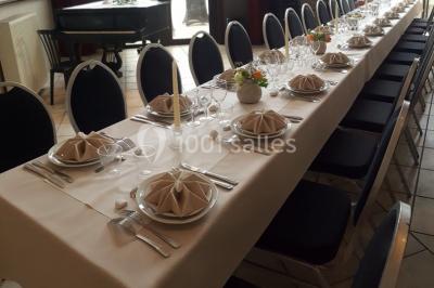 Miniature Location salle Belœil (Hainaut) - La Grange Aux Artistes #12 Jardin ensoleillé avec des palmiers au premier plan, pelouse verte et tables hautes recouvertes de nappes noires en arrière…