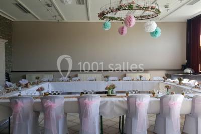 Miniature Location salle Belœil (Hainaut) - La Grange Aux Artistes #14 Jardin ensoleillé avec des palmiers au premier plan, pelouse verte et tables hautes recouvertes de nappes noires en arrière…