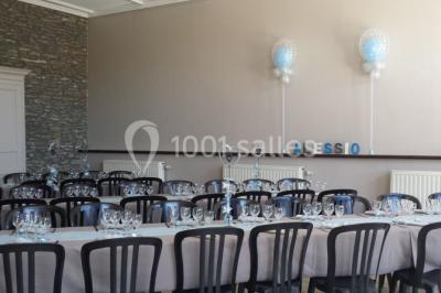 Miniature Location salle Belœil (Hainaut) - La Grange Aux Artistes #15 Jardin ensoleillé avec des palmiers au premier plan, pelouse verte et tables hautes recouvertes de nappes noires en arrière…