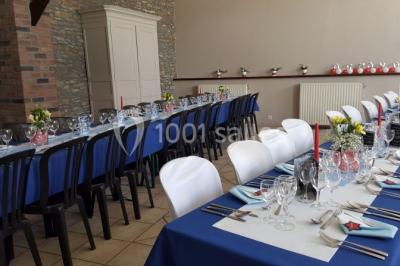 Miniature Location salle Belœil (Hainaut) - La Grange Aux Artistes #16 Jardin ensoleillé avec des palmiers au premier plan, pelouse verte et tables hautes recouvertes de nappes noires en arrière…