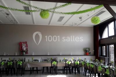 Miniature Location salle Belœil (Hainaut) - La Grange Aux Artistes #17 Jardin ensoleillé avec des palmiers au premier plan, pelouse verte et tables hautes recouvertes de nappes noires en arrière…