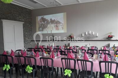 Miniature Location salle Belœil (Hainaut) - La Grange Aux Artistes #18 Jardin ensoleillé avec des palmiers au premier plan, pelouse verte et tables hautes recouvertes de nappes noires en arrière…